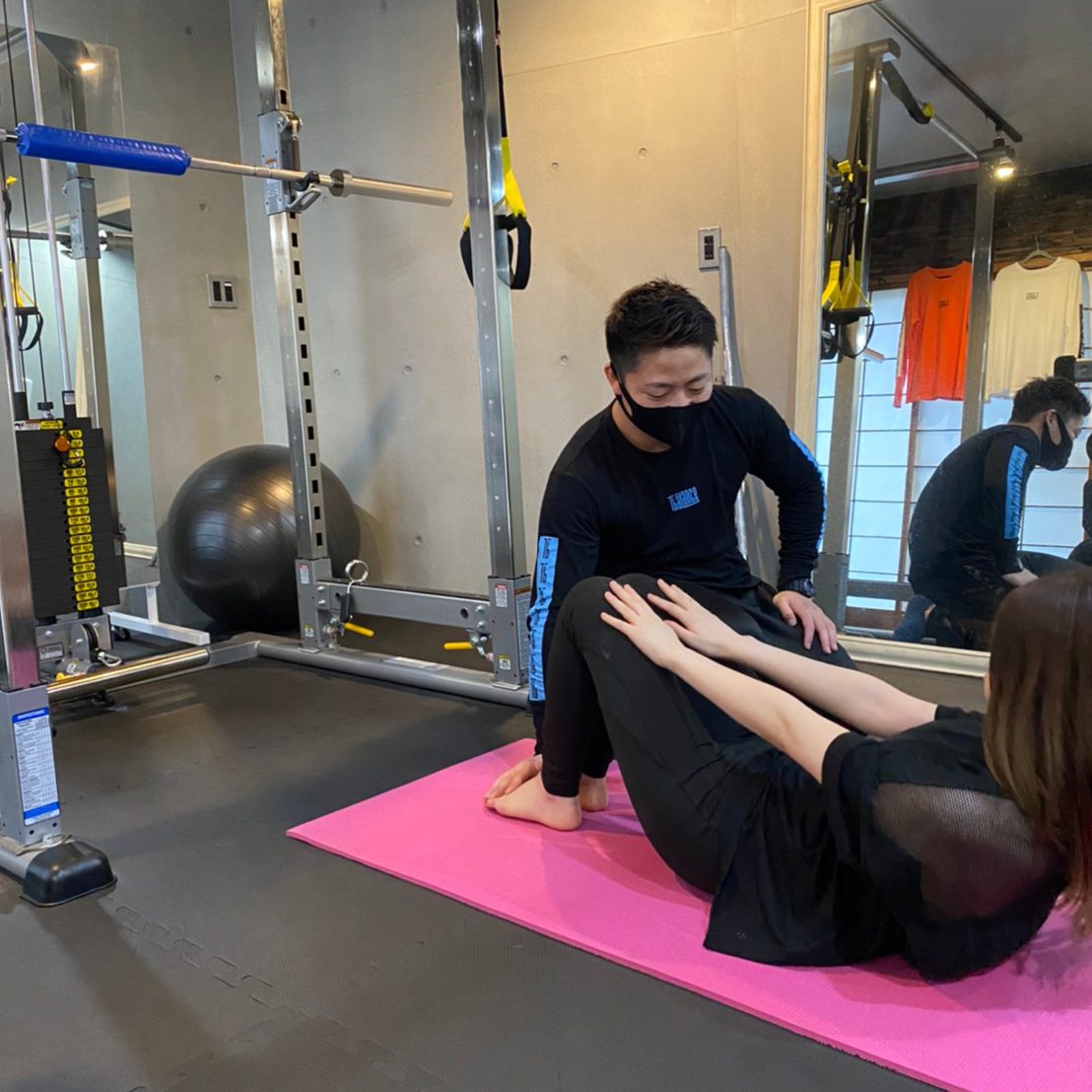パーソナルトレーニングジム西新宿店での女性の腹筋トレーニング